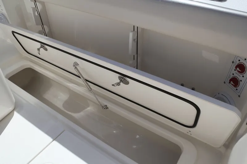 Slide: The Image of Boston Whaler 280 Outrage 2026 - 131