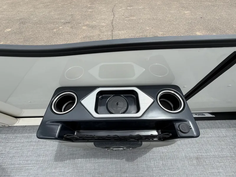 Slide: The Image of Cup holders and charging area on Harris Grand Mariner 230, 2026 model. - 25