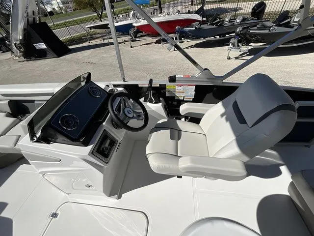 Slide: The Image of Hurricane FunDeck 2260 REF 2026 - 9