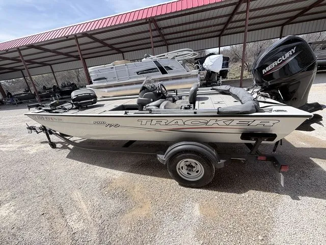 Slide: The Image of Tracker Pro 170 2023 - 3