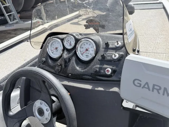 Slide: The Image of Tracker Pro 170 2023 - 6