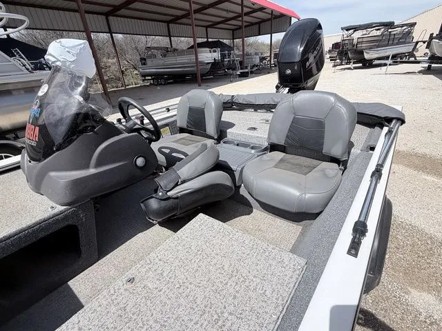 Slide: The Image of Tracker Pro 170 2023 - 7