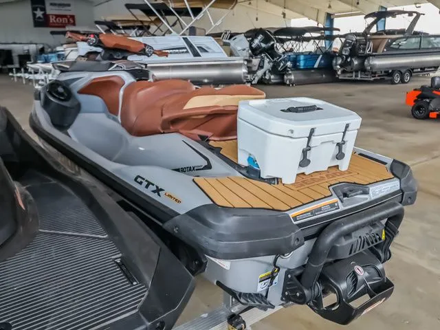 Slide: The Image of Sea-Doo GTX300 2018 - 5