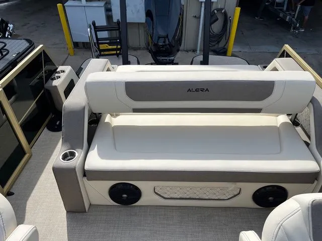 Slide: The Image of Alera M 25L ARCH 2026 - 10