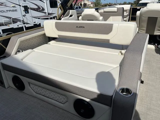 Slide: The Image of Alera M 25L ARCH 2026 - 11