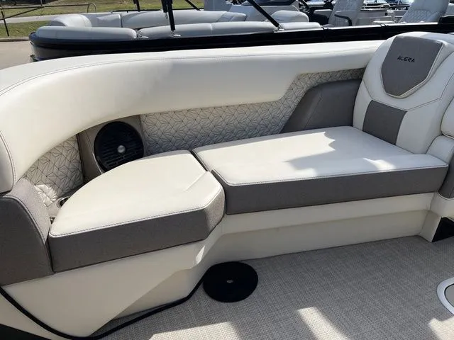 Slide: The Image of Alera M 25L ARCH 2026 - 8