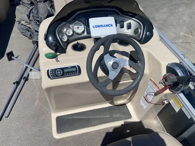 Slide: The Image of Sun Tracker PartyBarge 20 DLX 2019 - 4