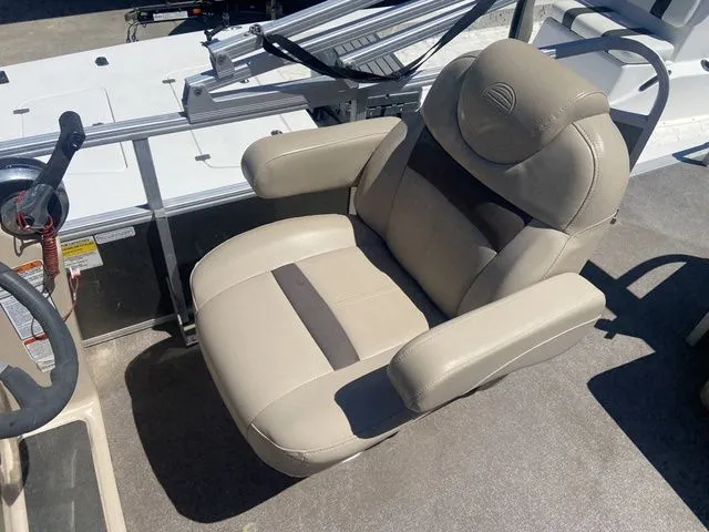 Slide: The Image of Sun Tracker PartyBarge 20 DLX 2019 - 5