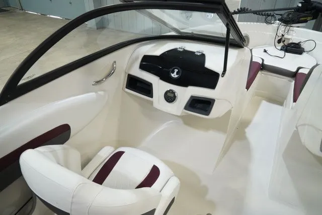 Slide: The Image of Tahoe 550 TF Outboard 2016 - 15