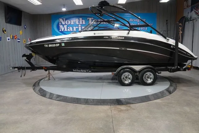 The Image of Yamaha 242 Limited S With Painted Trailer 2014 - 1