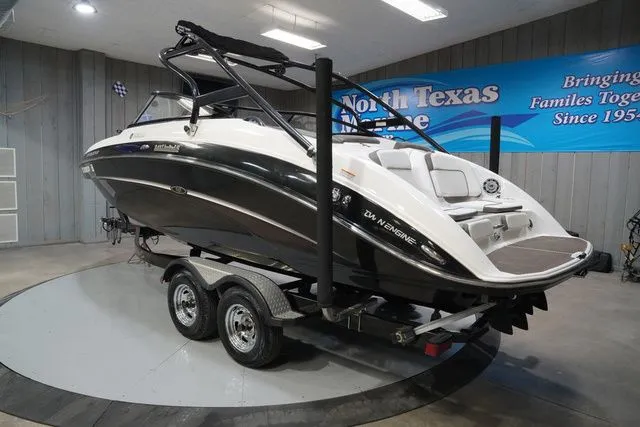 Slide: The Image of Yamaha 242 Limited S With Painted Trailer 2014 - 11