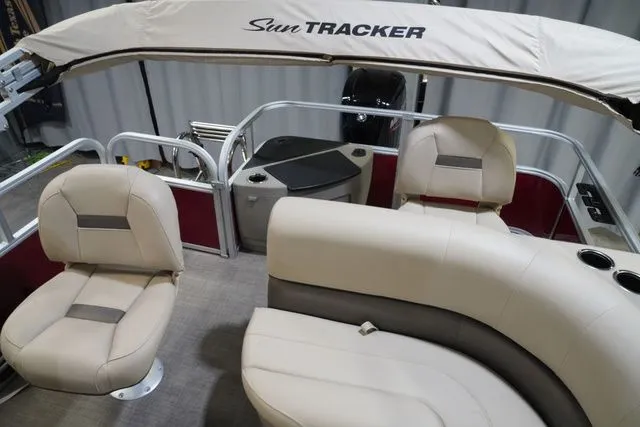 Slide: The Image of Sun Tracker Bass Buggy 18 DLX 2023 - 17