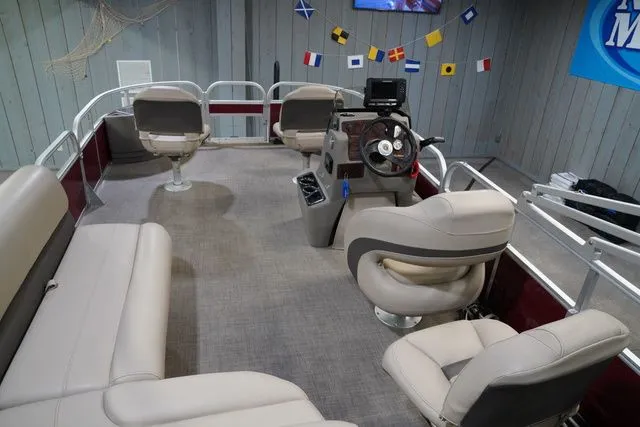 Slide: The Image of Sun Tracker Bass Buggy 18 DLX 2023 - 19