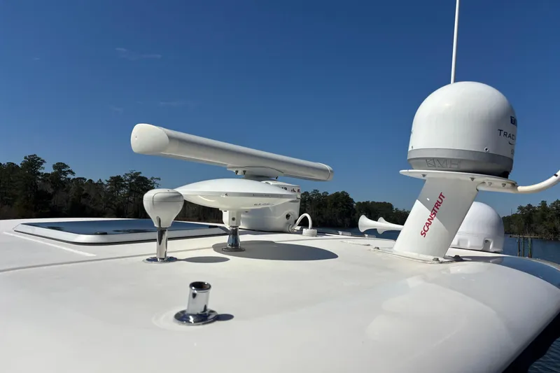 Slide: The Image of Radar and satellite equipment on a 2004 Tiara Yachts 3600 Sovran under clear blue sky. - 12