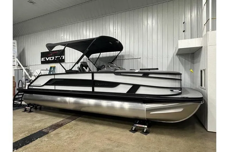 Slide: The Image of Evotti 723CS 2026 pontoon boat in showroom, featuring sleek design and canopy. - 3