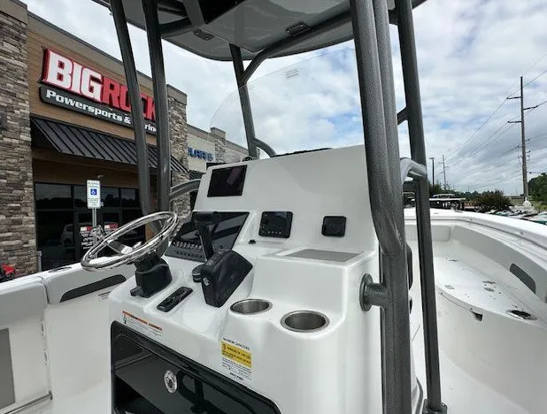 Slide: The Image of Sea Pro 222 CC W/200HP 2025 - 10