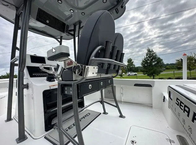 Slide: The Image of Sea Pro 222 CC W/200HP 2025 - 11