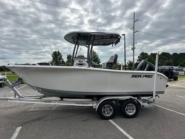 Slide: The Image of Sea Pro 222 CC W/200HP 2025 - 5