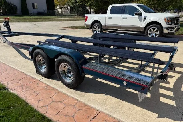 Slide: The Image of Trailer for 2007 Chris-Craft Corsair 25 boat parked on driveway. - 21