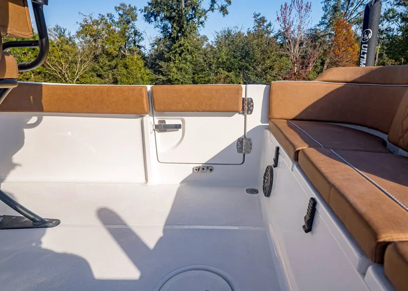 Slide: The Image of Sea Hunt Ultra 235 SE 2026 - 8