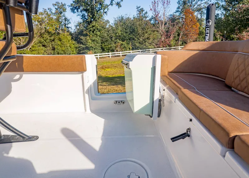 Slide: The Image of Sea Hunt Ultra 235 SE 2026 - 9