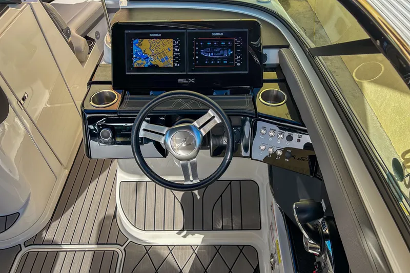 Slide: The Image of Sea Ray SLX 260 Outboard 2023 - 14