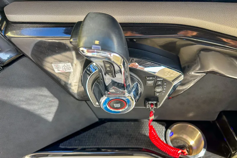 Slide: The Image of Sea Ray SLX 260 Outboard 2023 - 19