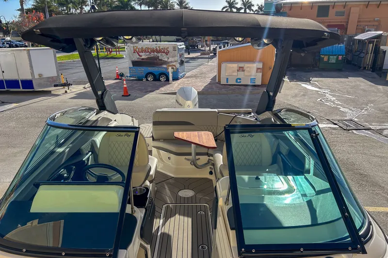 Slide: The Image of Sea Ray SLX 260 Outboard 2023 - 21