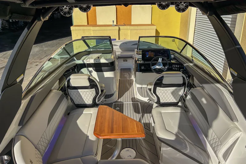 Slide: The Image of Sea Ray SLX 260 Outboard 2023 - 22