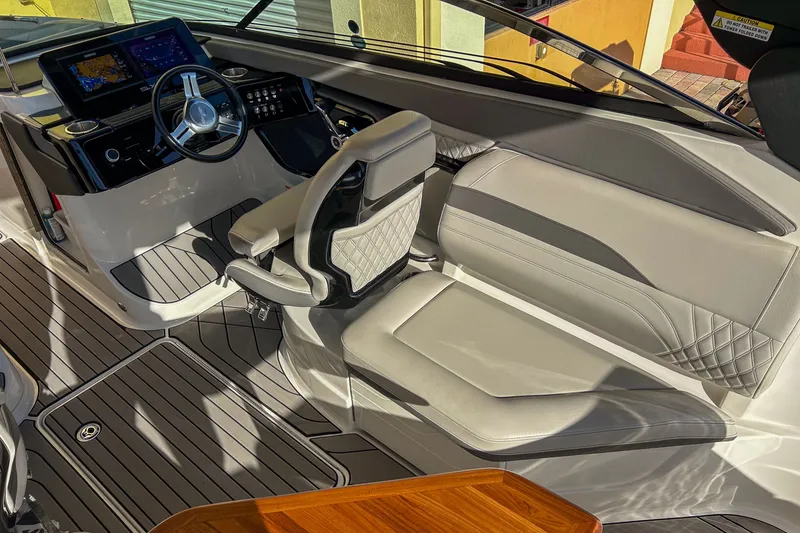 Slide: The Image of Sea Ray SLX 260 Outboard 2023 - 25