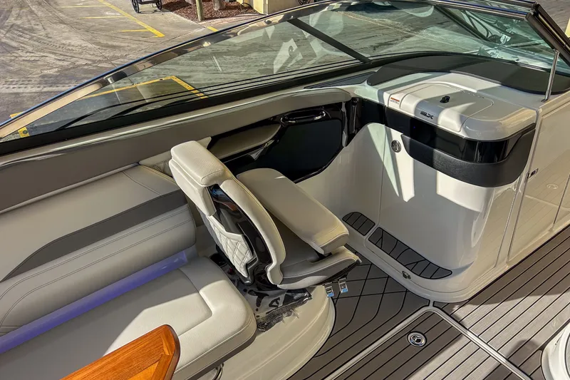 Slide: The Image of Sea Ray SLX 260 Outboard 2023 - 26