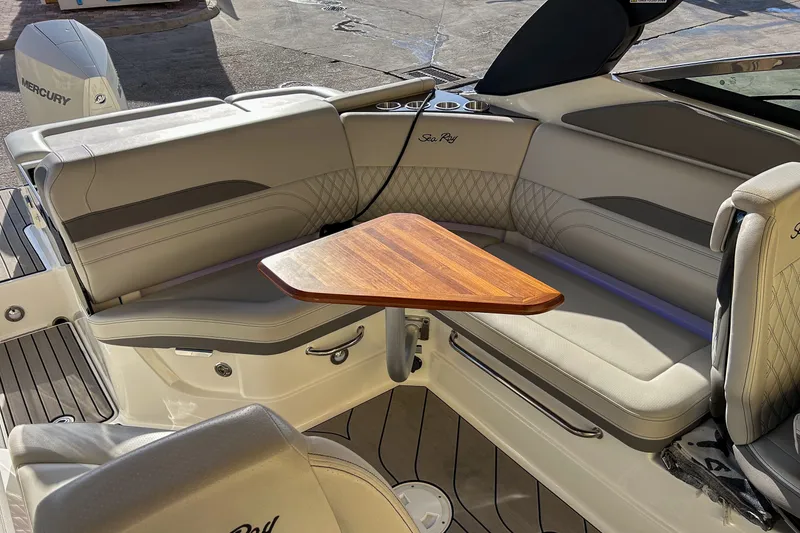 Slide: The Image of Sea Ray SLX 260 Outboard 2023 - 27