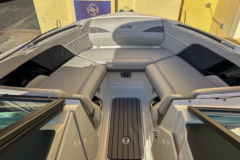 Slide: The Image of Sea Ray SLX 260 Outboard 2023 - 28