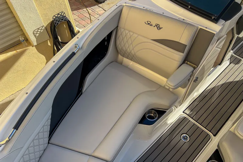 Slide: The Image of Sea Ray SLX 260 Outboard 2023 - 29