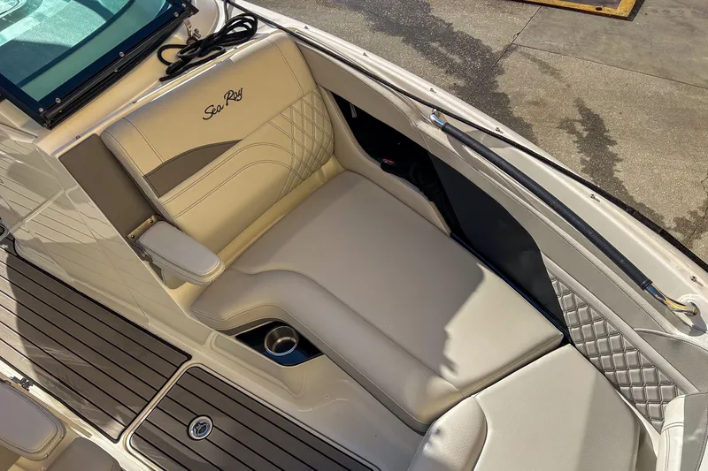 Slide: The Image of Sea Ray SLX 260 Outboard 2023 - 30