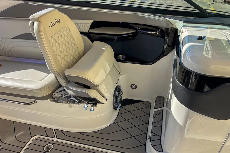 Slide: The Image of Sea Ray SLX 260 Outboard 2023 - 32