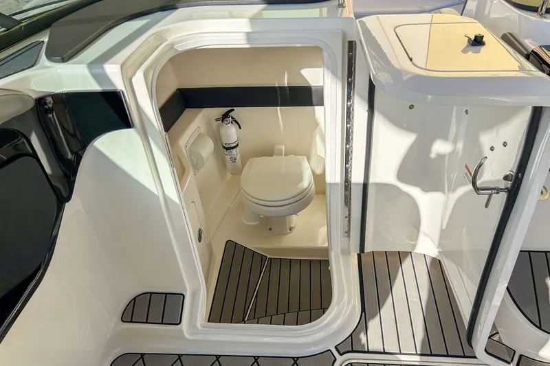 Slide: The Image of Sea Ray SLX 260 Outboard 2023 - 33