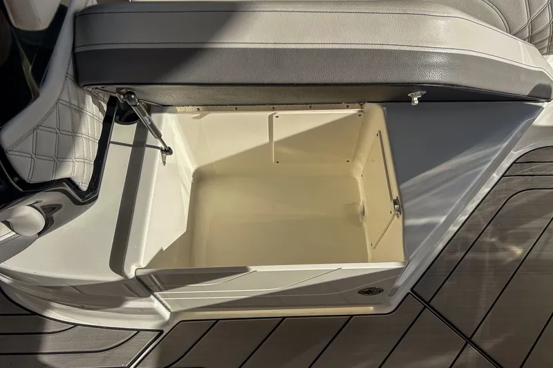 Slide: The Image of Sea Ray SLX 260 Outboard 2023 - 35