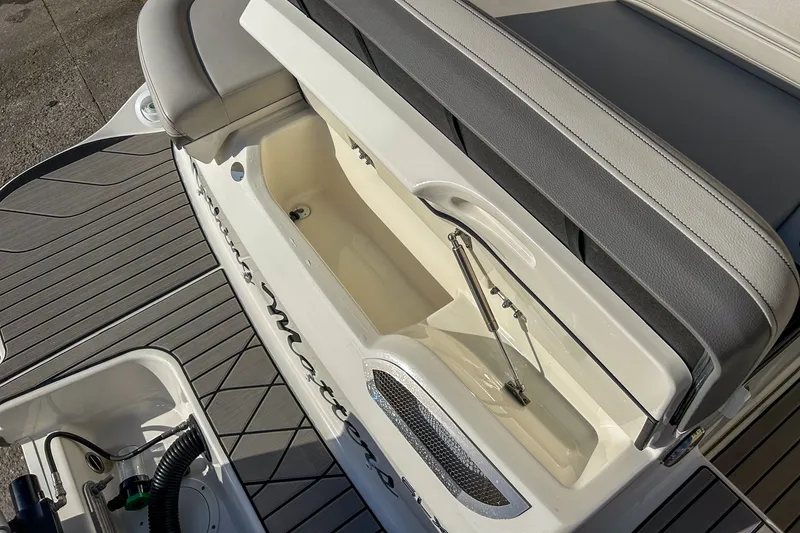 Slide: The Image of Sea Ray SLX 260 Outboard 2023 - 36
