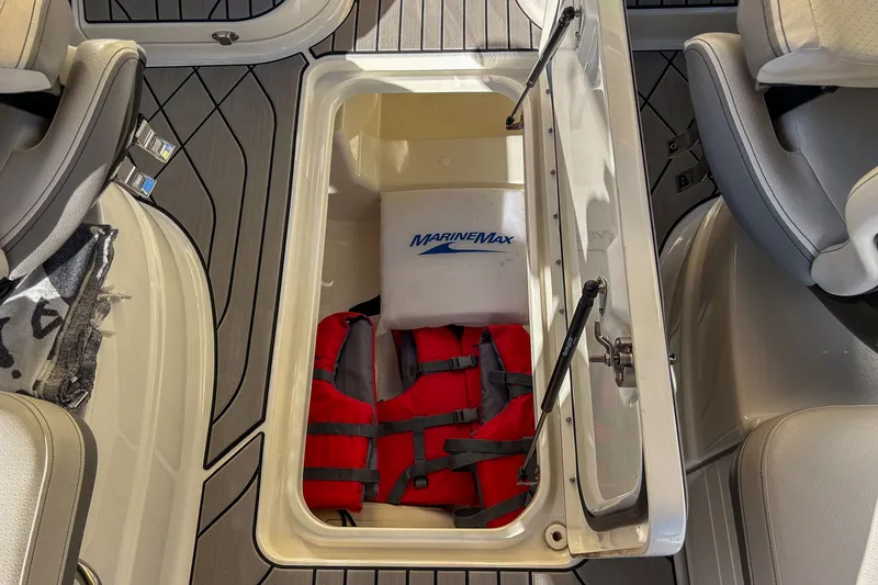 Slide: The Image of Sea Ray SLX 260 Outboard 2023 - 37