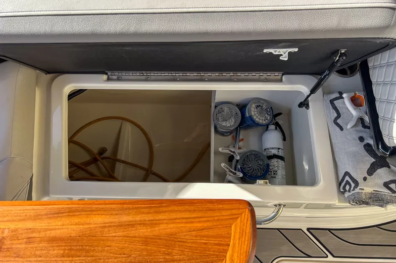 Slide: The Image of Sea Ray SLX 260 Outboard 2023 - 38