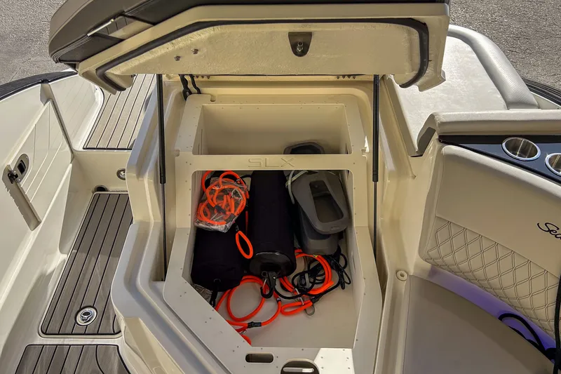 Slide: The Image of Sea Ray SLX 260 Outboard 2023 - 39