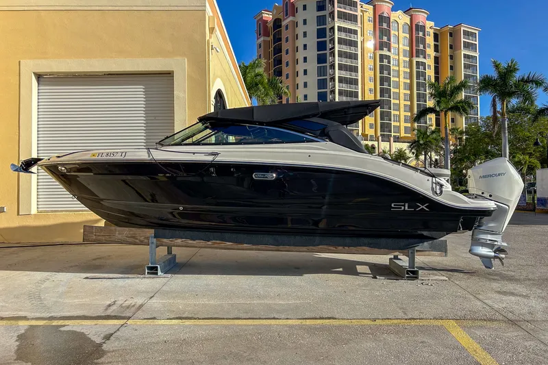 Slide: The Image of Sea Ray SLX 260 Outboard 2023 - 4
