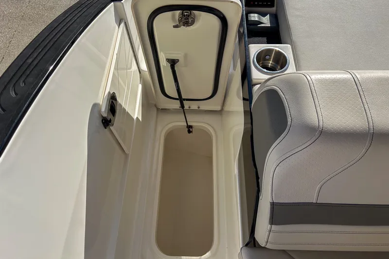 Slide: The Image of Sea Ray SLX 260 Outboard 2023 - 41