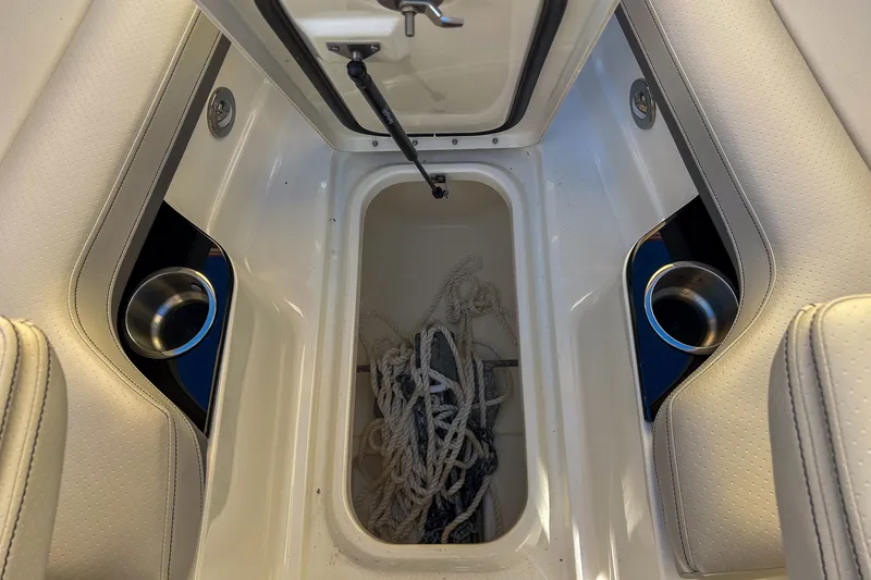 Slide: The Image of Sea Ray SLX 260 Outboard 2023 - 42