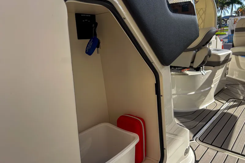 Slide: The Image of Sea Ray SLX 260 Outboard 2023 - 46