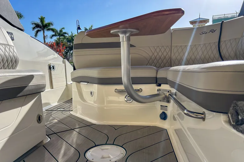 Slide: The Image of Sea Ray SLX 260 Outboard 2023 - 47