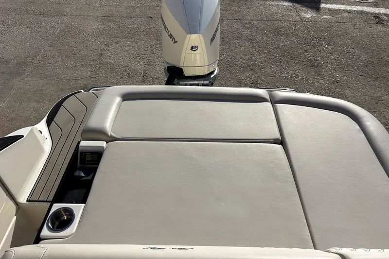 Slide: The Image of Sea Ray SLX 260 Outboard 2023 - 49