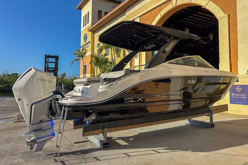 Slide: The Image of Sea Ray SLX 260 Outboard 2023 - 5