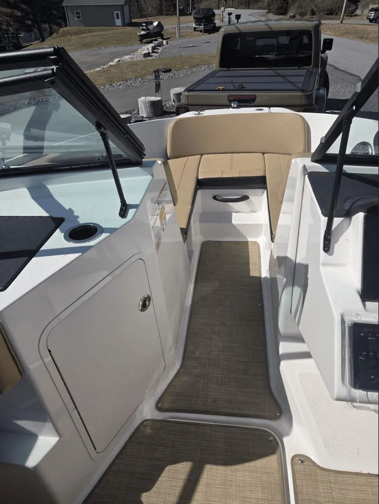 Slide: The Image of Sea Ray SPX 190 Outboard 2023 - 2